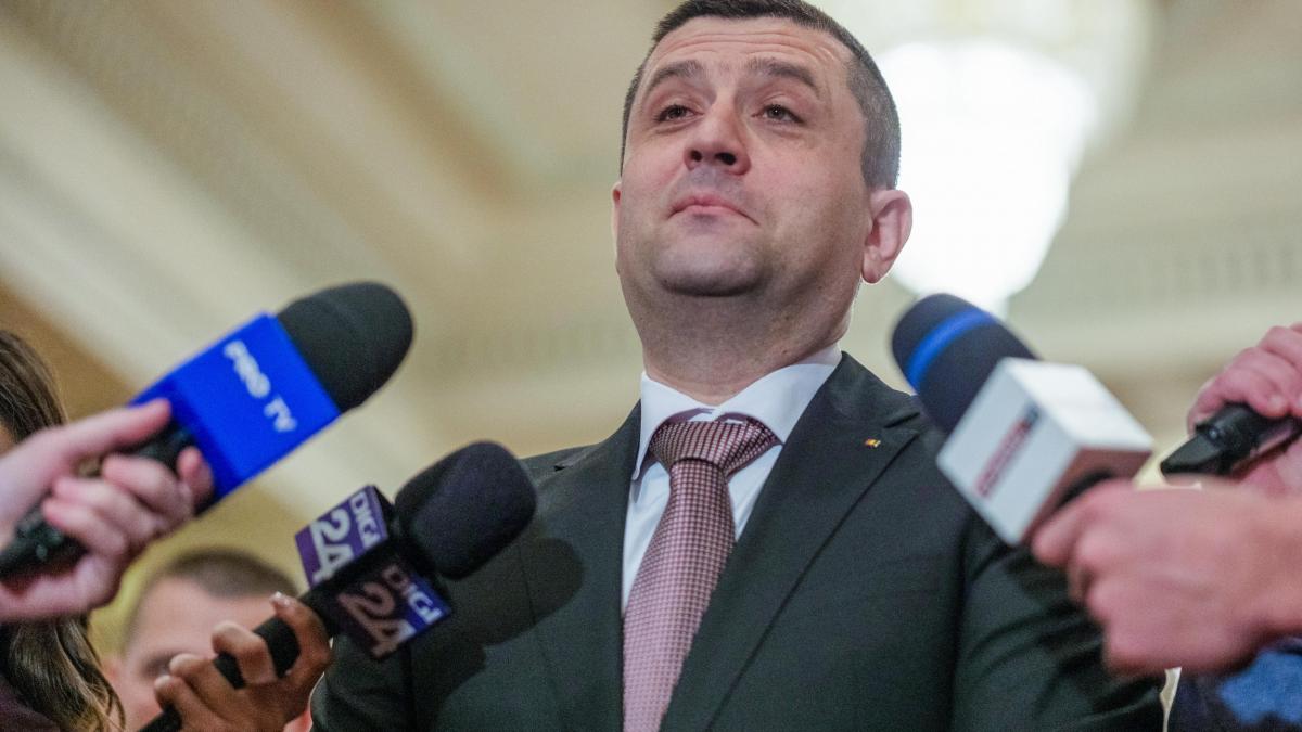 Miruta semnaleaza nereguli grave la Steaua Exista de 24 ori mai multi colonei decat la diviziile