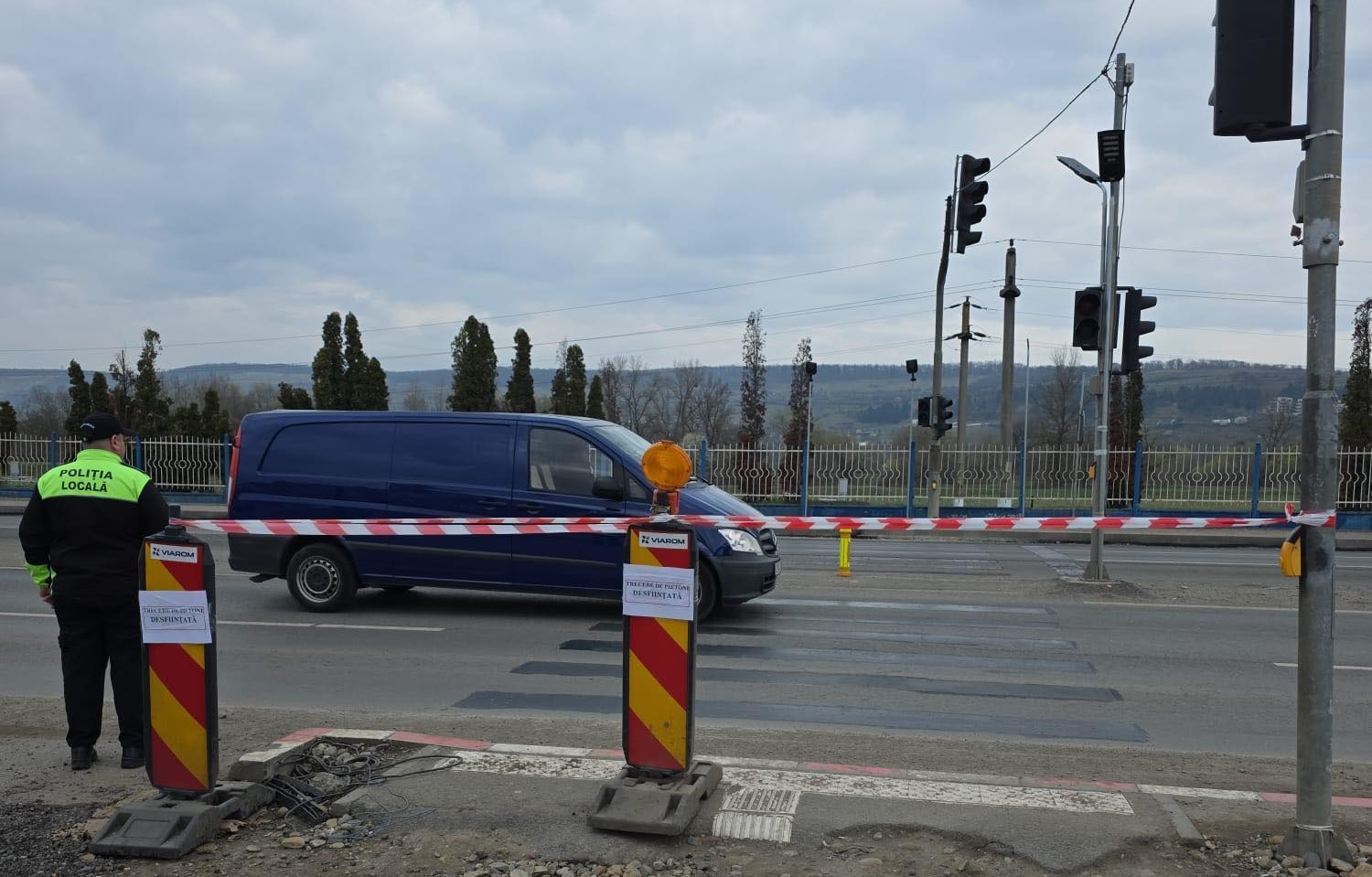 Modificare semnificativa in traficul din Cluj Trecerea de pietoni de la Metro Floresti a fost desfiintata iar soferii si pietonii trebuie sa se conformeze rapid