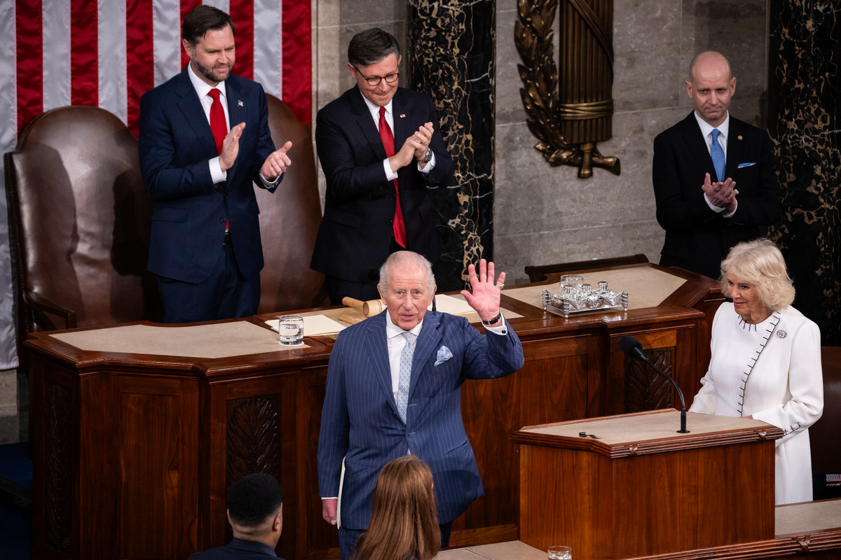 O imagine impartita intre ceremonial si precautie in timpul vizitei regelui Charles in Washington DC