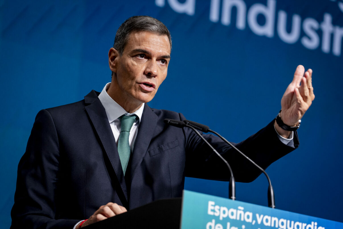 Partidul lui Pedro Sanchez isi creste popularitatea datorita pozitiei anti razboi in timp ce sustinerea pentru extrema dreapta scade in sondaje