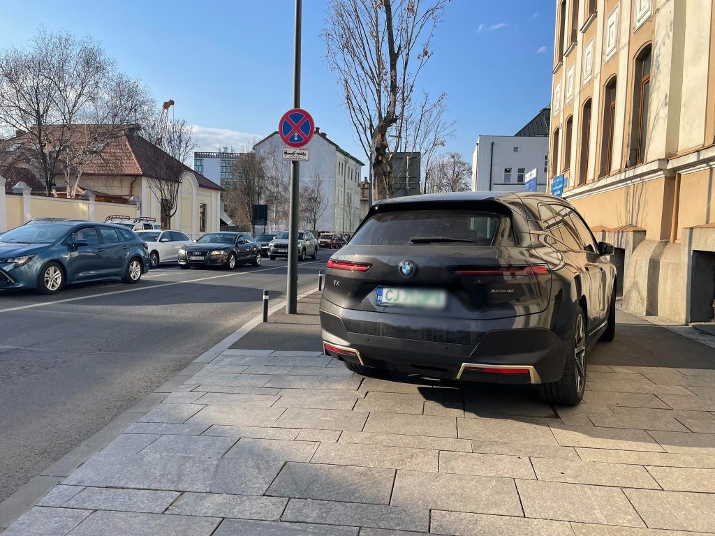 Performanta de nota 10 in nesimire Un clujean cu BMW a ocupat trotuarul iar pietonii au fost obligati sa merga pe strada