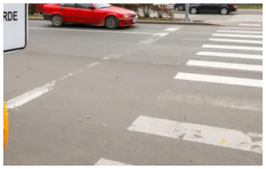 Pericol pe o strada din Cluj Napoca Pietonii traverseaza pe propria raspundere Marcajul rutier este foarte deteriorat si aproape complet sters