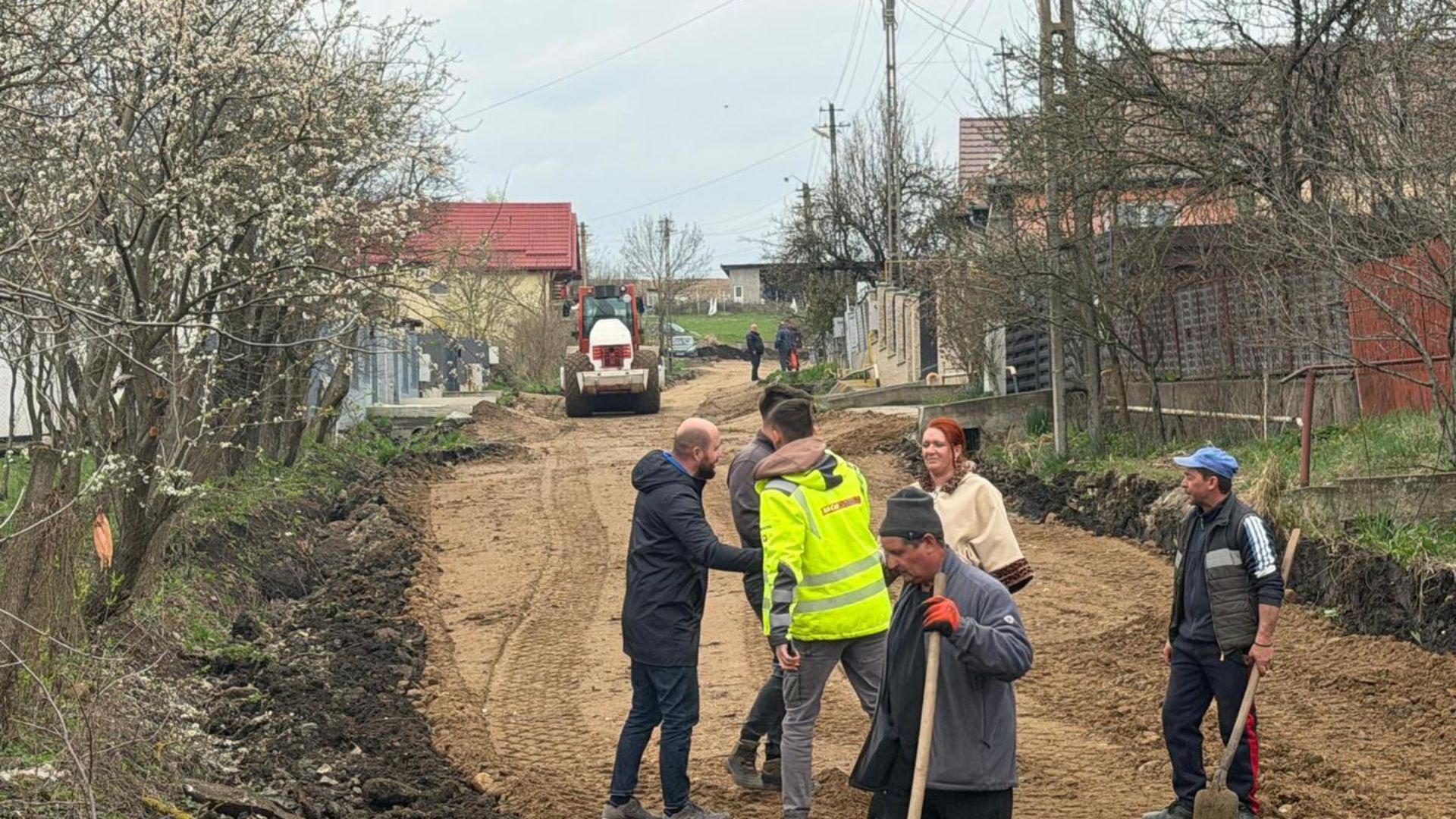Primarul din Apahida viziteaza santierul si promite imbunatatiri semnificative Drumurile din Pata vor fi modernizate complet Voi fi prezent aici in fiecare saptamana