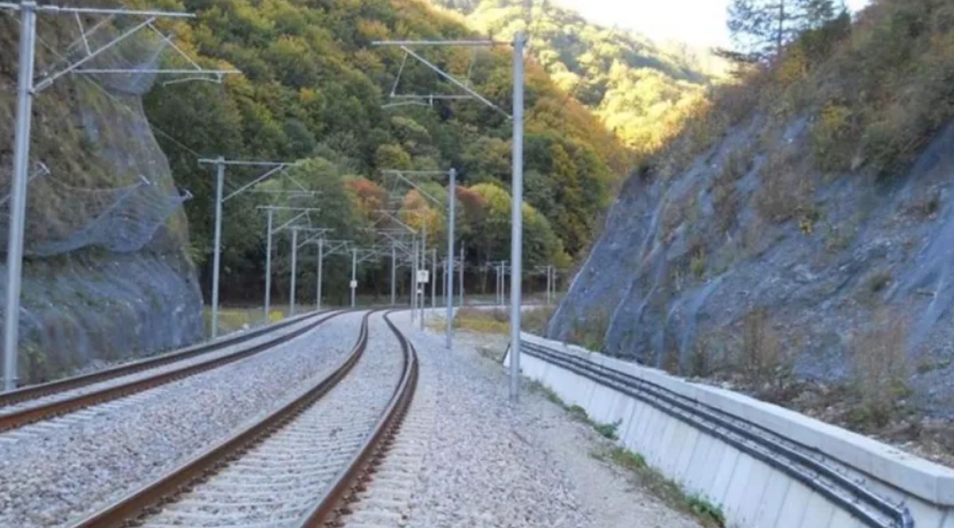 Progres de 14 kilometri pe ruta Cluj Oradea Trenurile revin pe o sectiune Un nou pas in modernizarea strategica a caii ferate