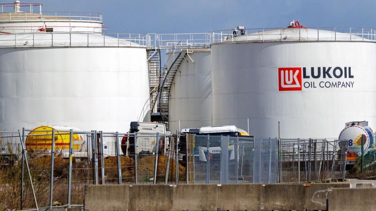 Romania poate reporni activitatea rafinariei Petrotel Lukoil SUA si au dat aprobarea Ivan Vom avea preturi mai