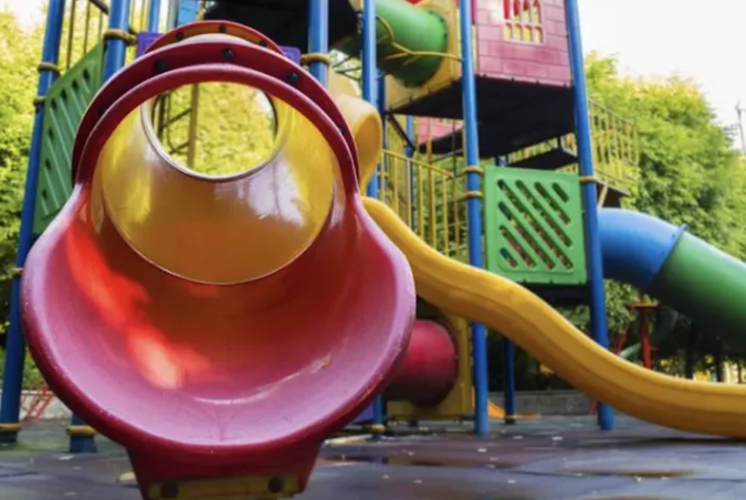 Scandal in Cluj Napoca Locul de joaca pentru copii din parc transformat in adapost pentru persoanele fara adapost