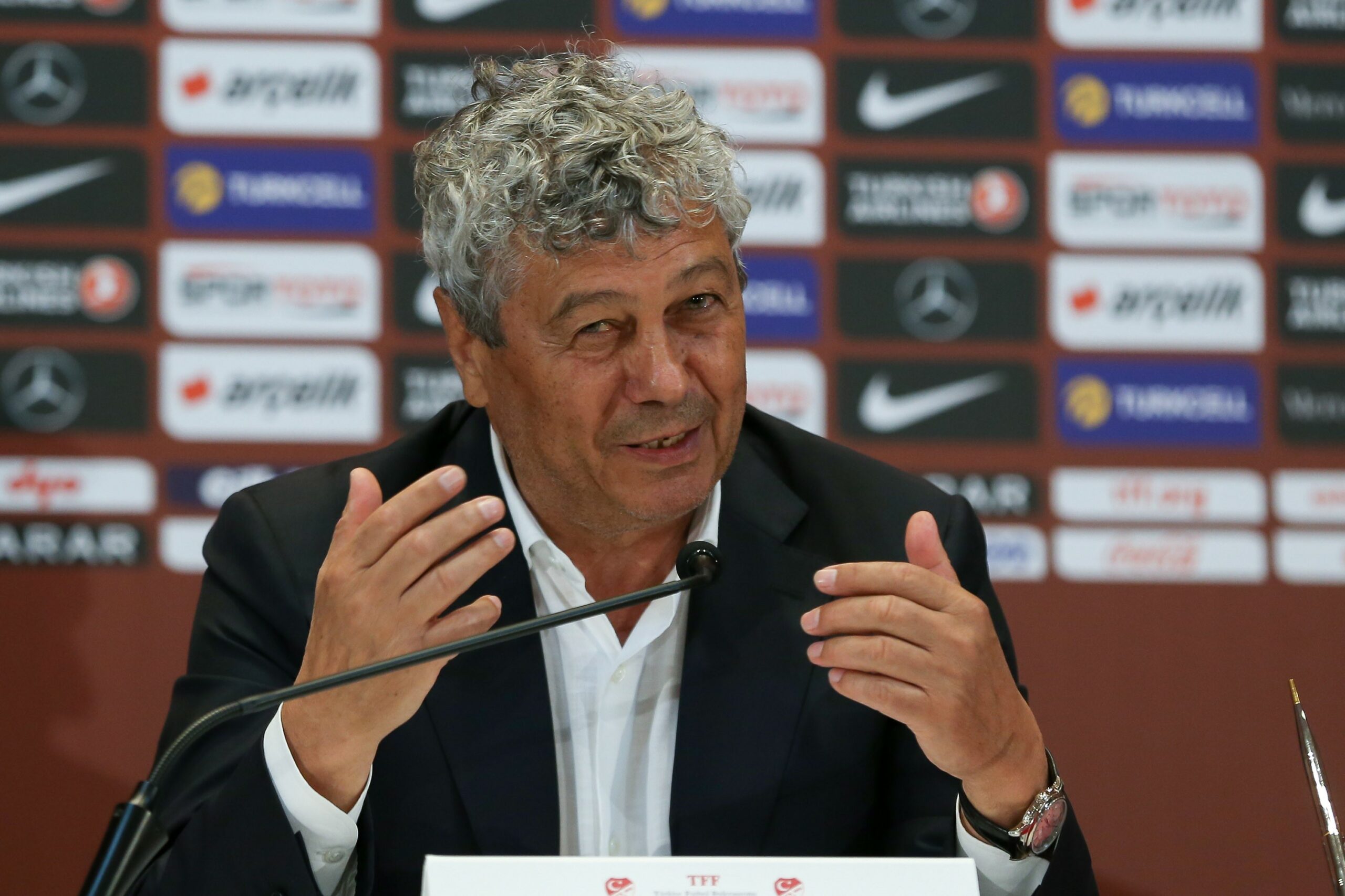 Sicriul cu trupul lui Mircea Lucescu a fost adus la Arena Nationala