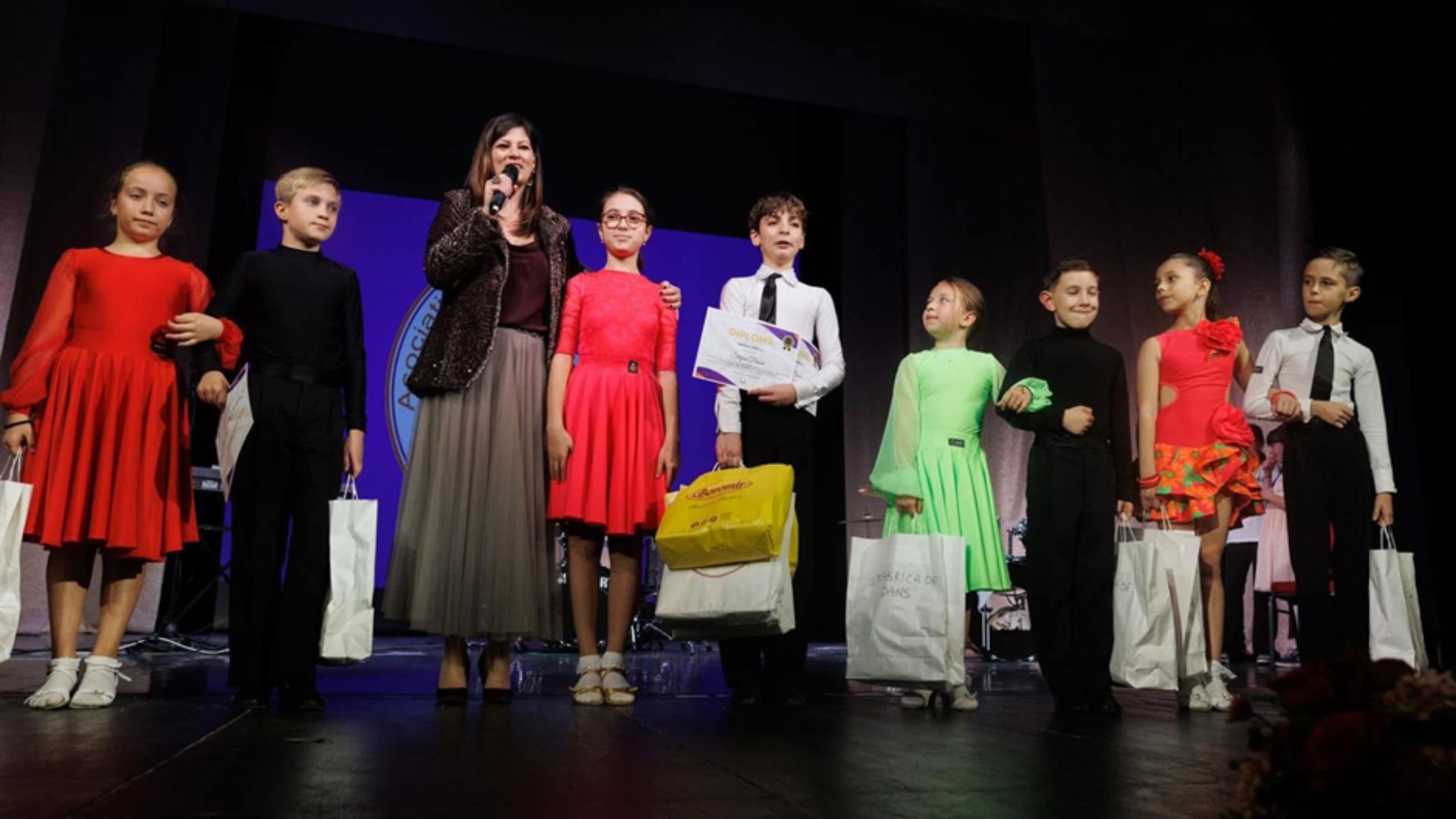 Talent si emotie la Cluj 146 de copii din familii numeroase vor urca pe scena pentru a si urma visurile