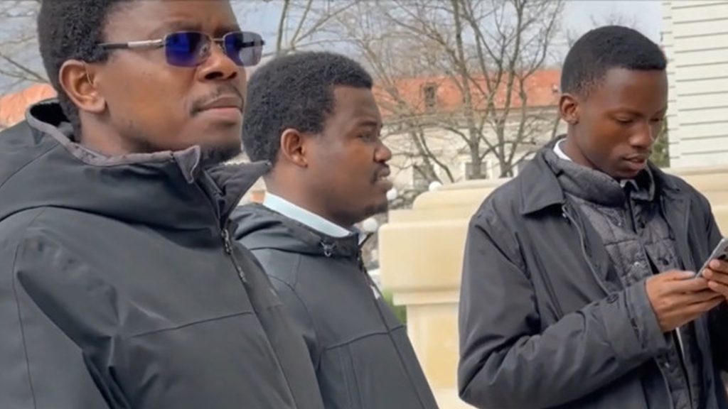 Tinerii parasesc Africa pentru a deveni preoti in Romania Studentii la teologie au sarbatorit Patele alaturi de fratii lor romani Hristos a inviat