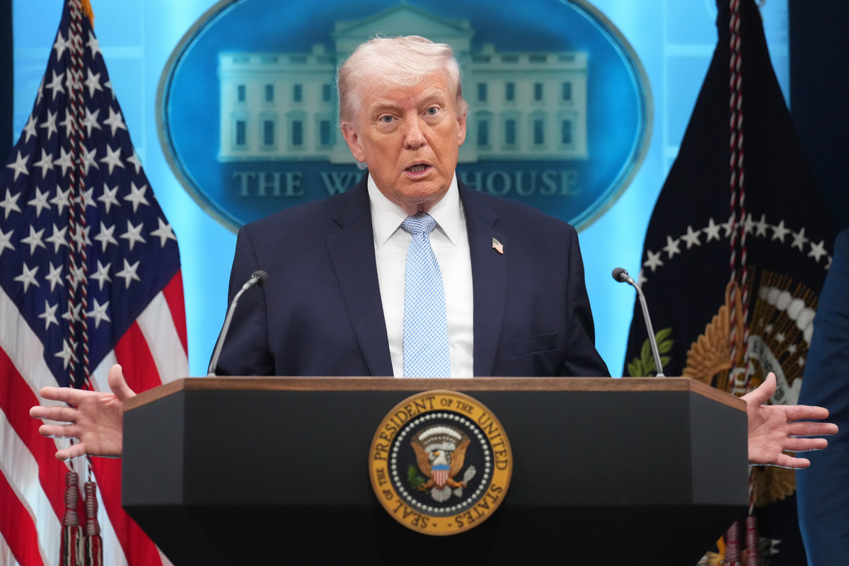 Trump ameninta cu inchisoarea un jurnalist care a raportat despre salvarea echipajului in Iran daca nu isi dezvaluie sursa