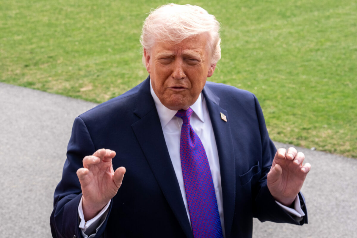 Trump avertizeaza China ca va introduce taxe vamale de 50 in cazul in care va sprijini militar Iranul