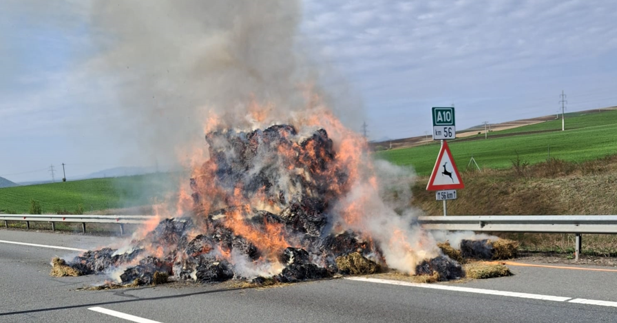 Un camion incarcat cu baloti de lucerna a luat foc traficul este oprit pe traseul Turda Sebes FOTO