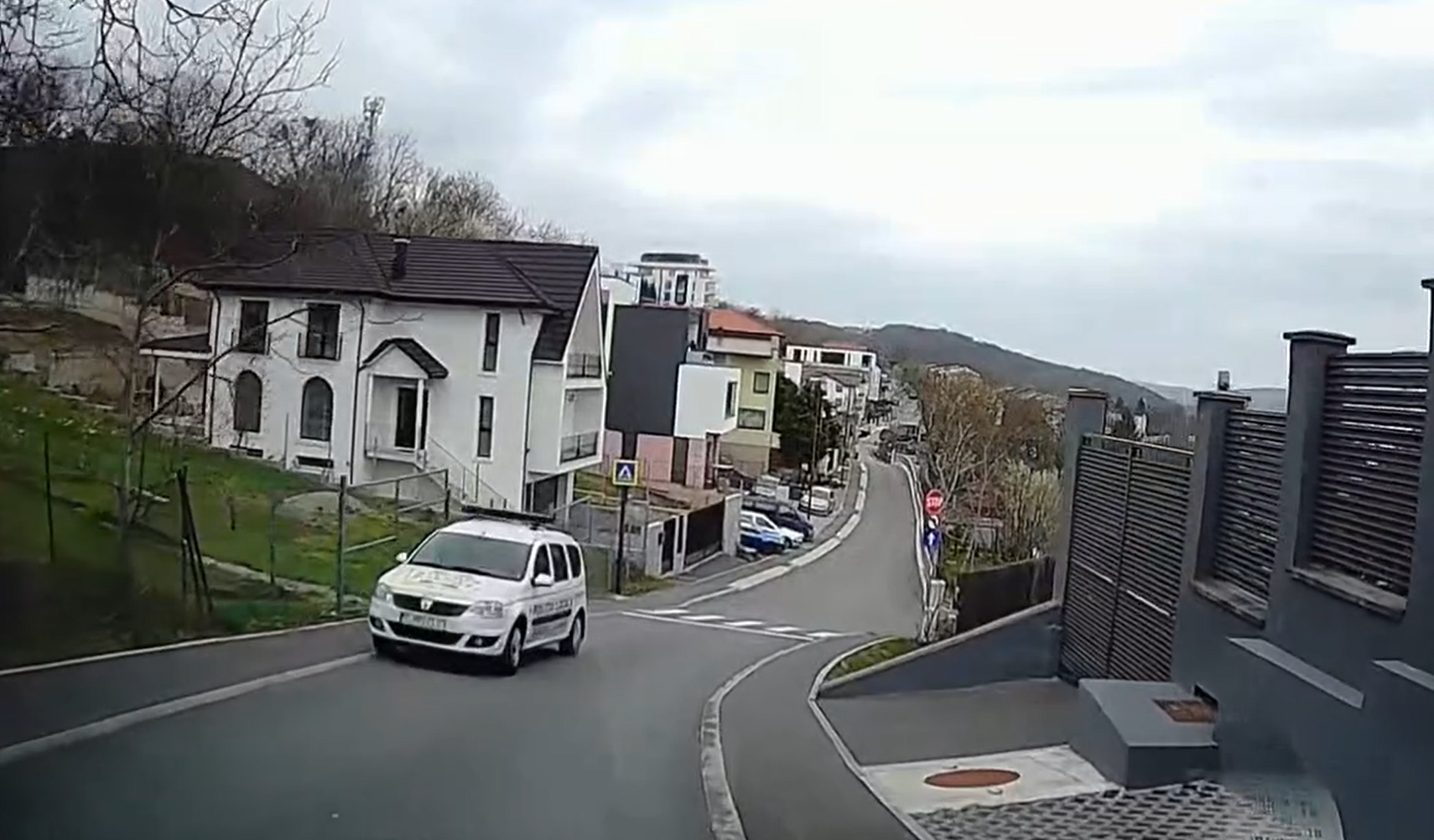 VIDEO Sens unic pentru muritorii de rand optional pentru cei in uniforma un taximetrist din Cluj a surprins o masina de politie circuland pe interzis