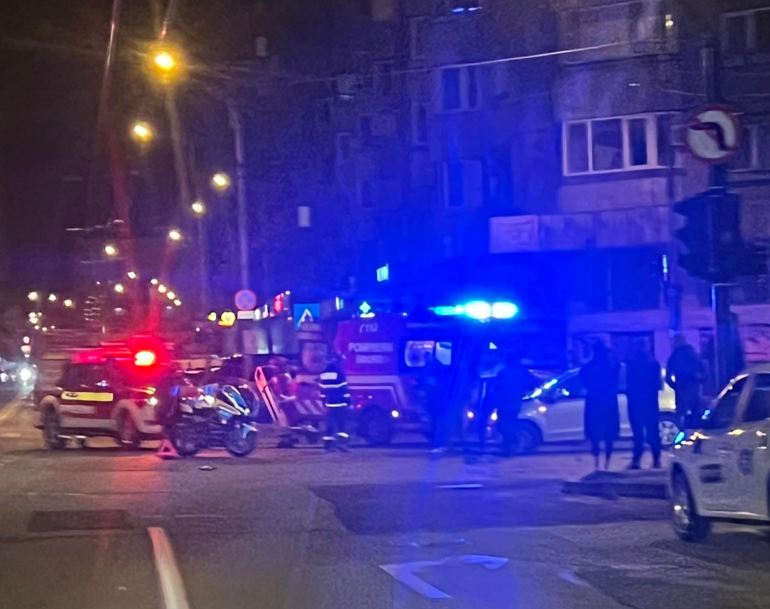 accidente in lant la cluj napoca in noaptea trecuta un motociclist a fost lovit de o masina la intersectia strazilor fabricii cu bucuresti si a fost dus la spital