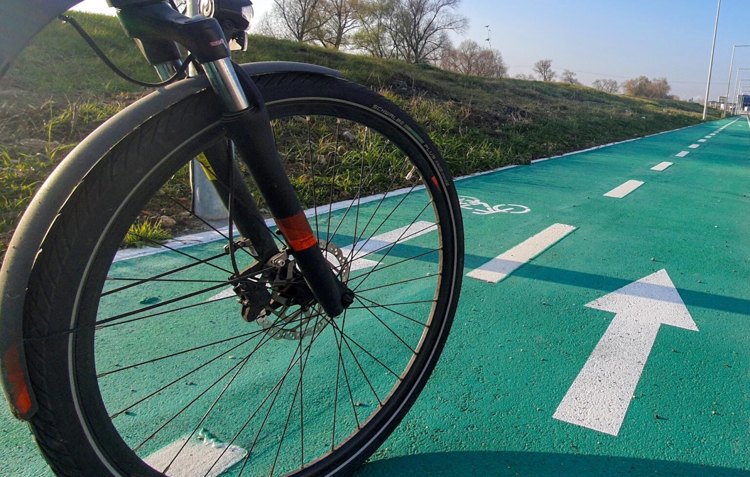 capcana pentru biciclisti pe o strada din cluj pista se termina brusc dupa trecerea de pietoni iar soferii nu sunt constienti de existenta ei