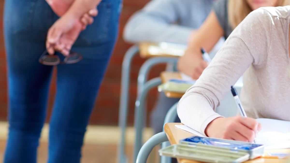 liceele vor decide daca elevii pot utiliza telefoanele mobile in timpul orelor proiectul de lege a fost aprobat de senat