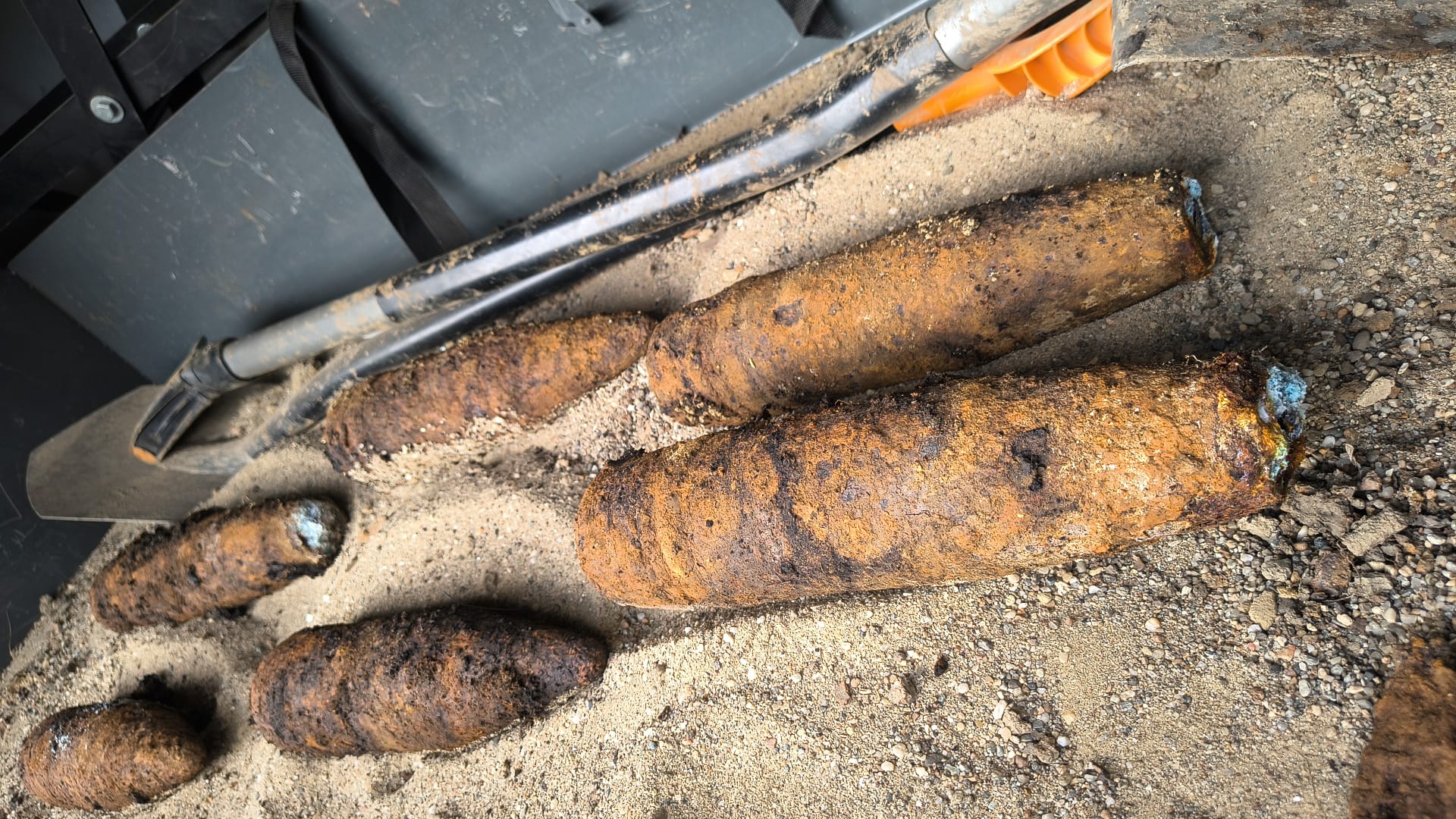 sase proiectile neexplodate din al doilea razboi mondial descoperite astazi in timpul unor lucrari interventie de urgenta a pirotehnistilor isu cluj