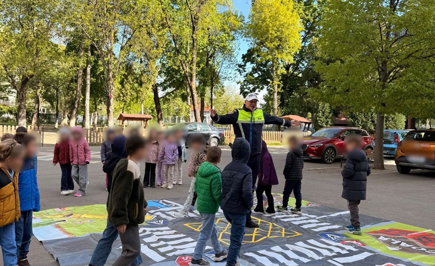 scene neobisnuite intr un liceu din cluj policistii au intrat in salile de clasa pentru a i invata pe elevi cum sa se protejeze in trafic