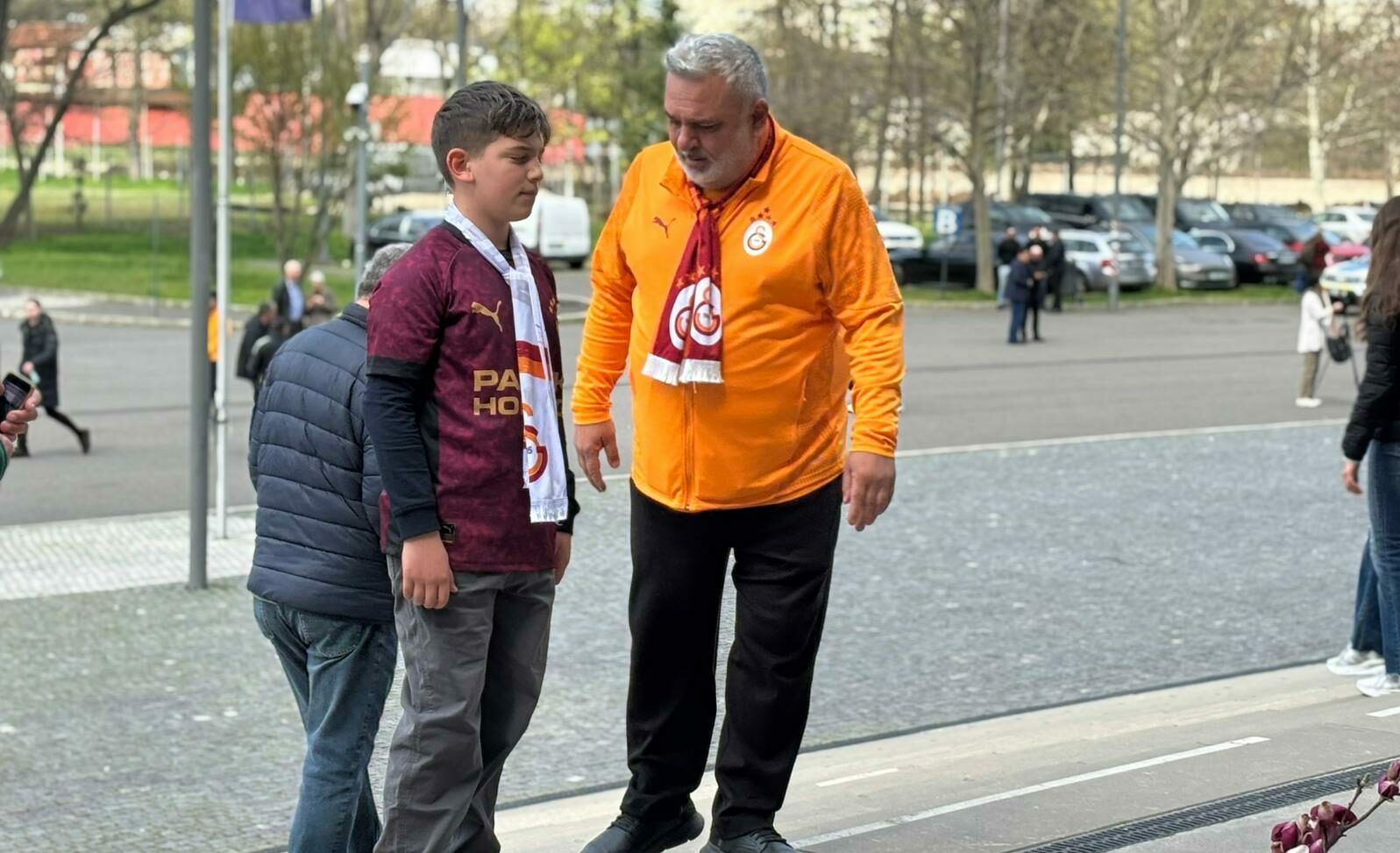 suporter galatasaray venit din turcia la inmormantarea lui mircea lucescu toate galeriile il adorau