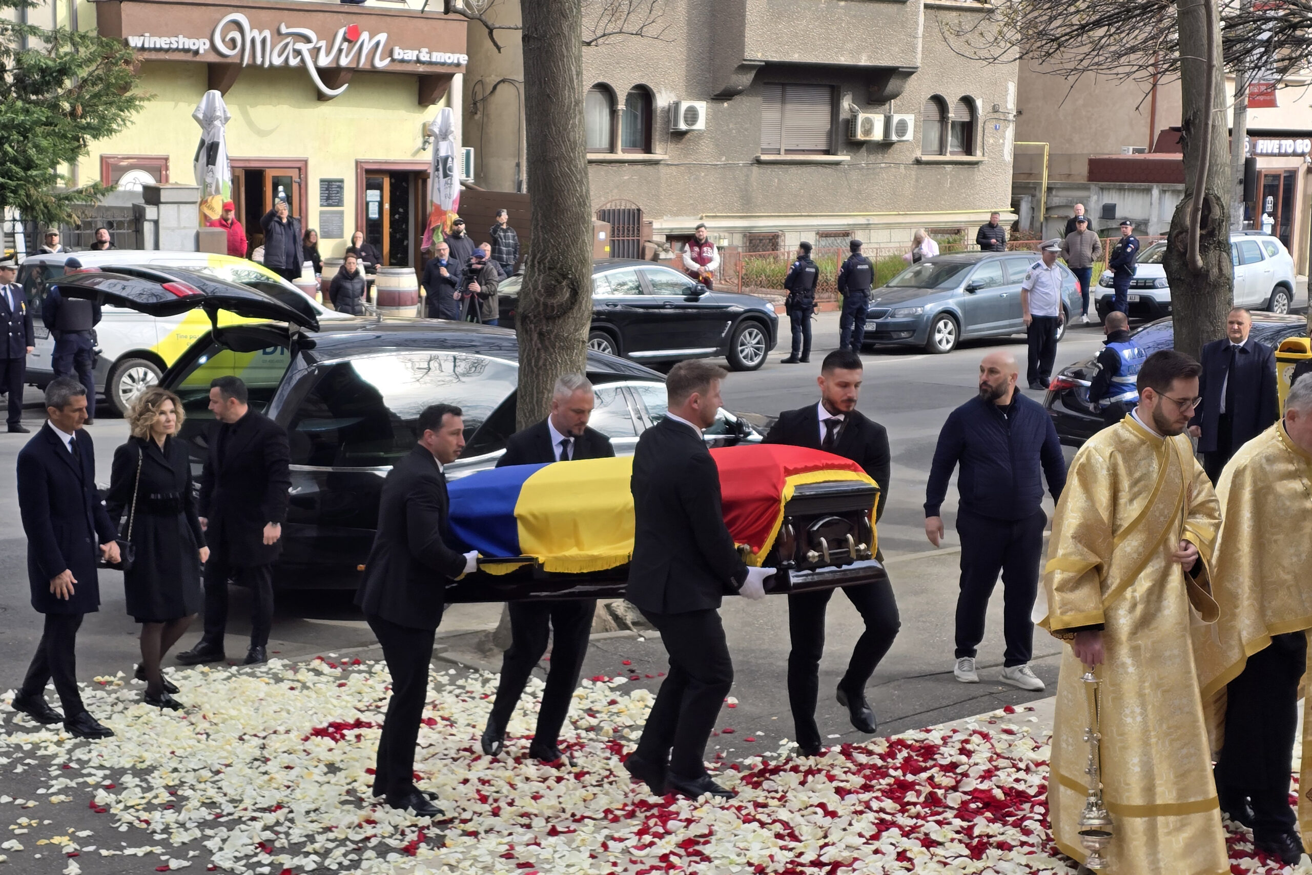 update mircea lucescu a fost inmormantat cu onoruri militare sicriul cu trupul neinsufletit a ajuns la cimitirul bellu unde a rasunat imnul national