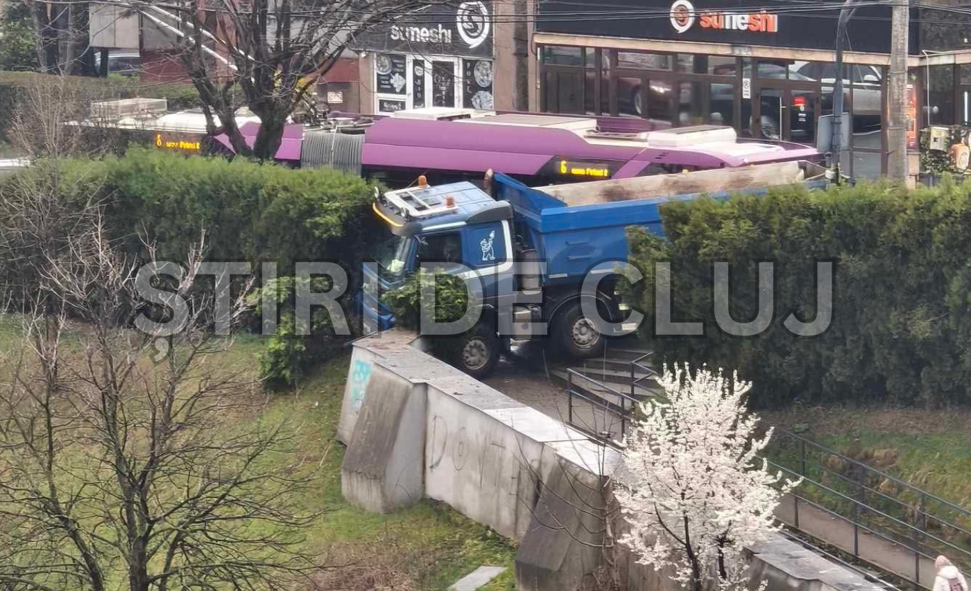 video accident grav in cluj o basculanta a sarit pe trotuar dupa ce a evitat in ultim a clipa un pieton ar fi putut fi un adevarat dezastru