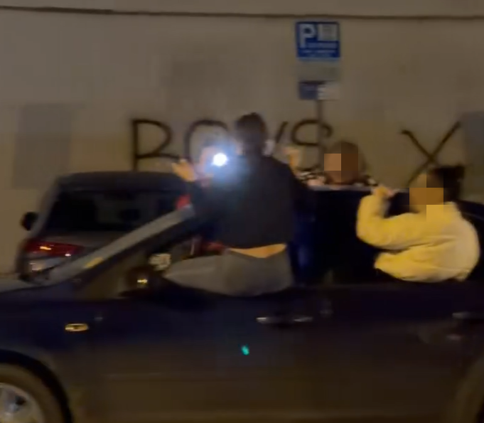 video distractie periculoasa dintr o parcare din cluj patru adolescente danseaza si se filmeaza iesind complet pe geamurile unei masini aflate in miscare