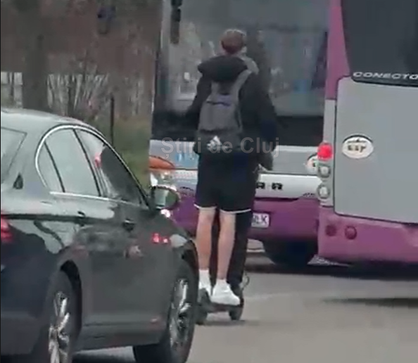 video doi tineri isi risca viata pe o trotineta electrica in cluj pe taietura turcului intr o ora de varf oricand putea avea loc o tragedie