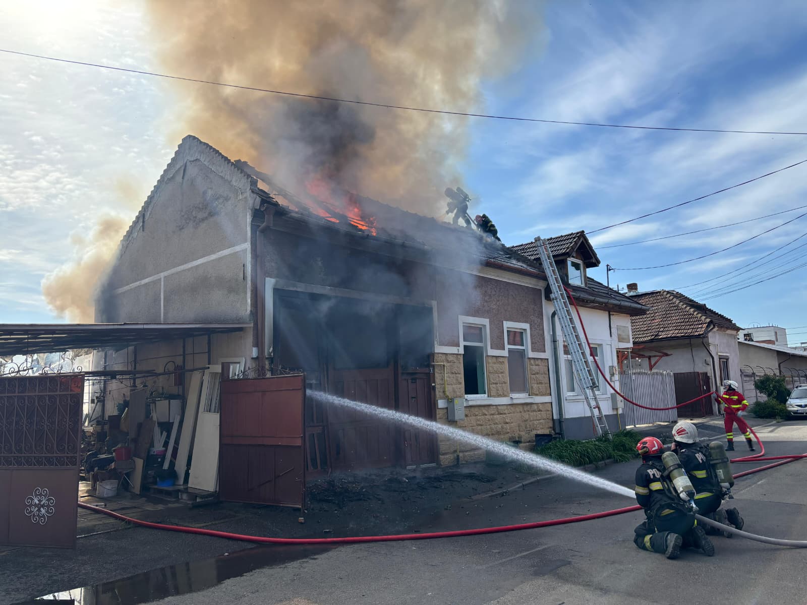 video incendiu devastator in cluj napoca o familie a ramas fara casa garaj si masina un barbat a avut un atac de panica dupa ce totul a fost mistuit de flacari