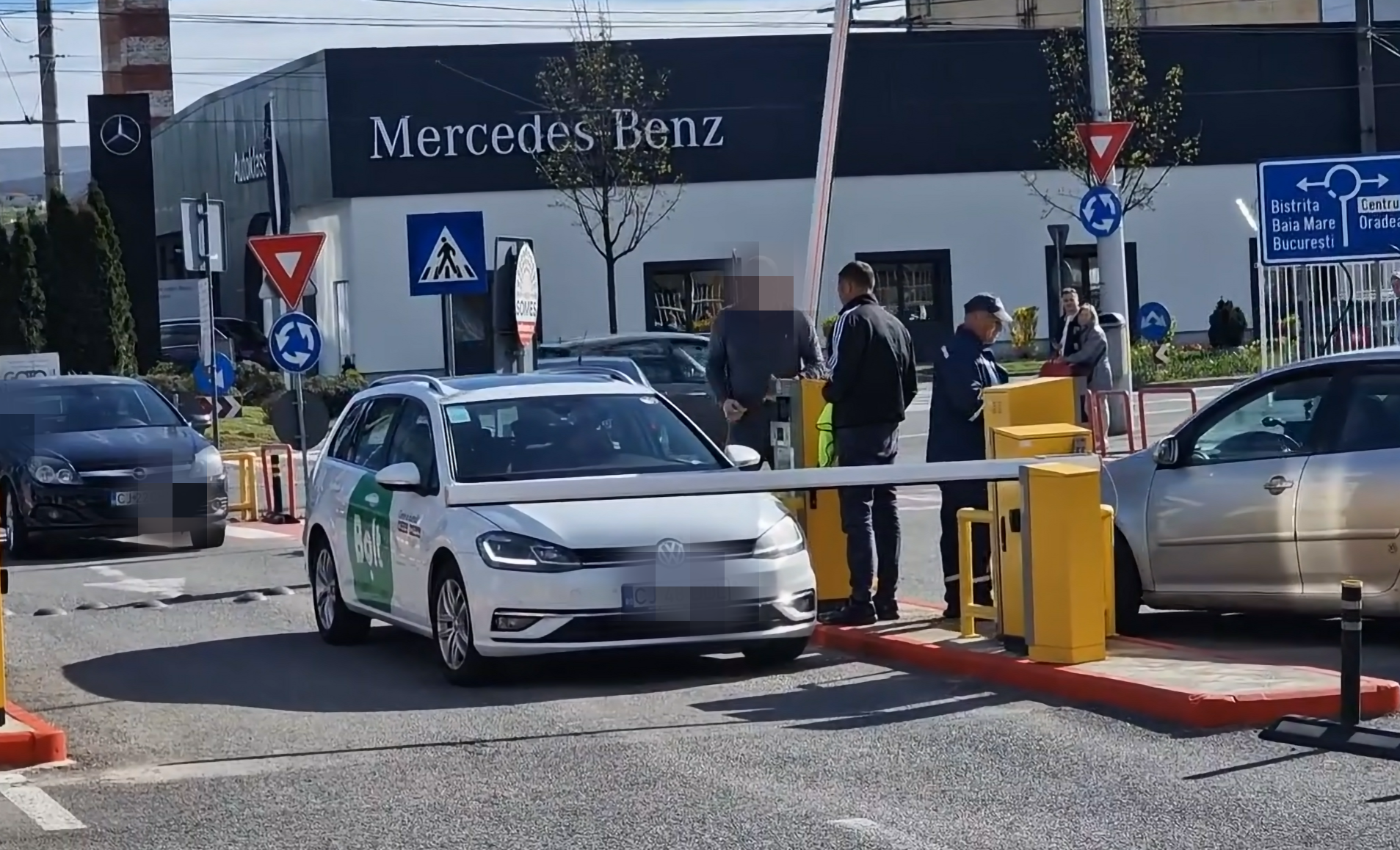 video scandale imens la bariera pe aeroportul cluj un sofer s a enervat si a sarit la geamul uneia masini bolt mama a murit acum un an