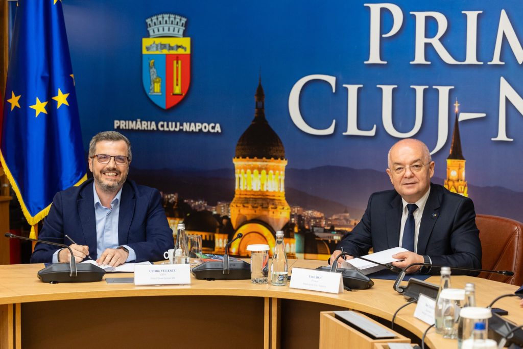 A fost semnat contractul pentru parcul solar din Cluj-Napoca! 6.900 de panouri fotovoltaice și economii de milioane de lei pe an la bugetul orașului. 1 A fost semnata contractul pentru parcul solar din Cluj Napoca 6 900 de panouri fotovoltaice si economii de milioane de lei pe an la bugetul orasului