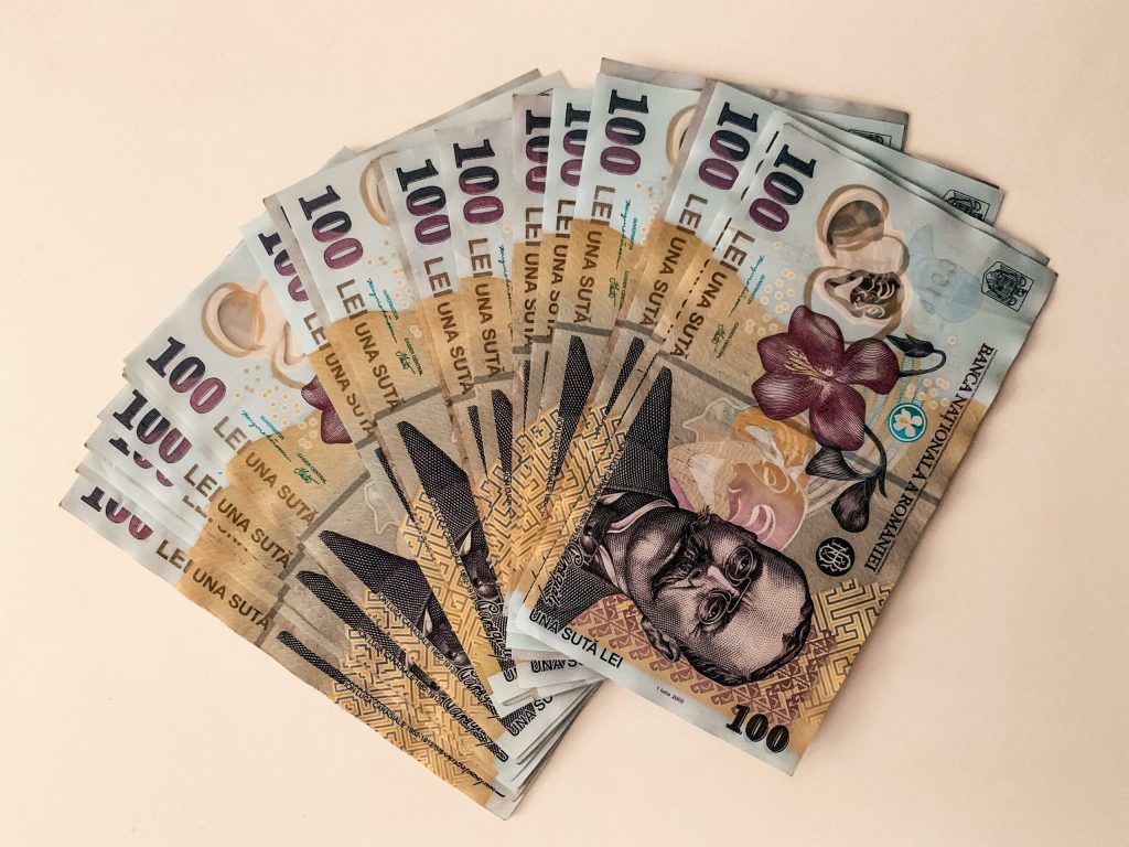 AUR sugerează creșterea plafonului pentru plățile în numerar la 50.000 de lei pentru firme. 1 AUR sugereaza cresterea plafonului pentru platile in numerar la 50000 de lei pentru firme