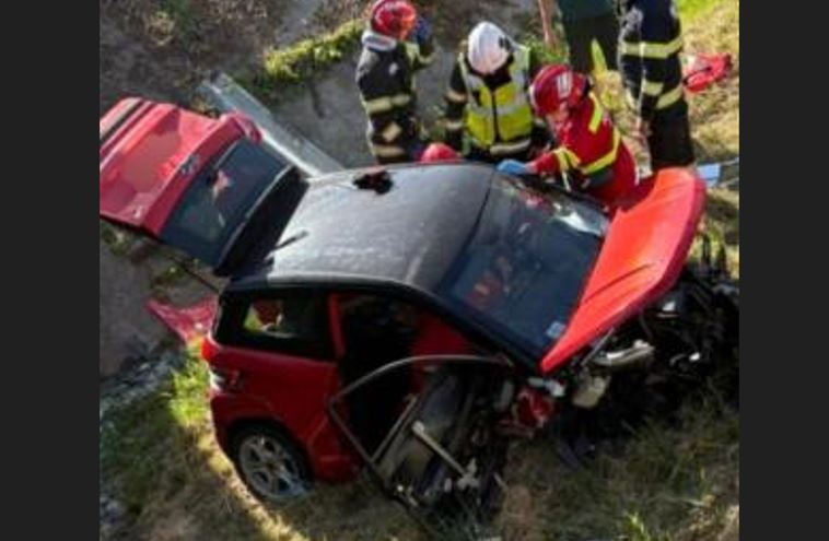 Accident la iesirea din judetul Cluj O tanara de 17 ani aflata la volanul unei masini B1 a cazut in albia unui parau si a suferit leziuni ale coloanei vertebrale