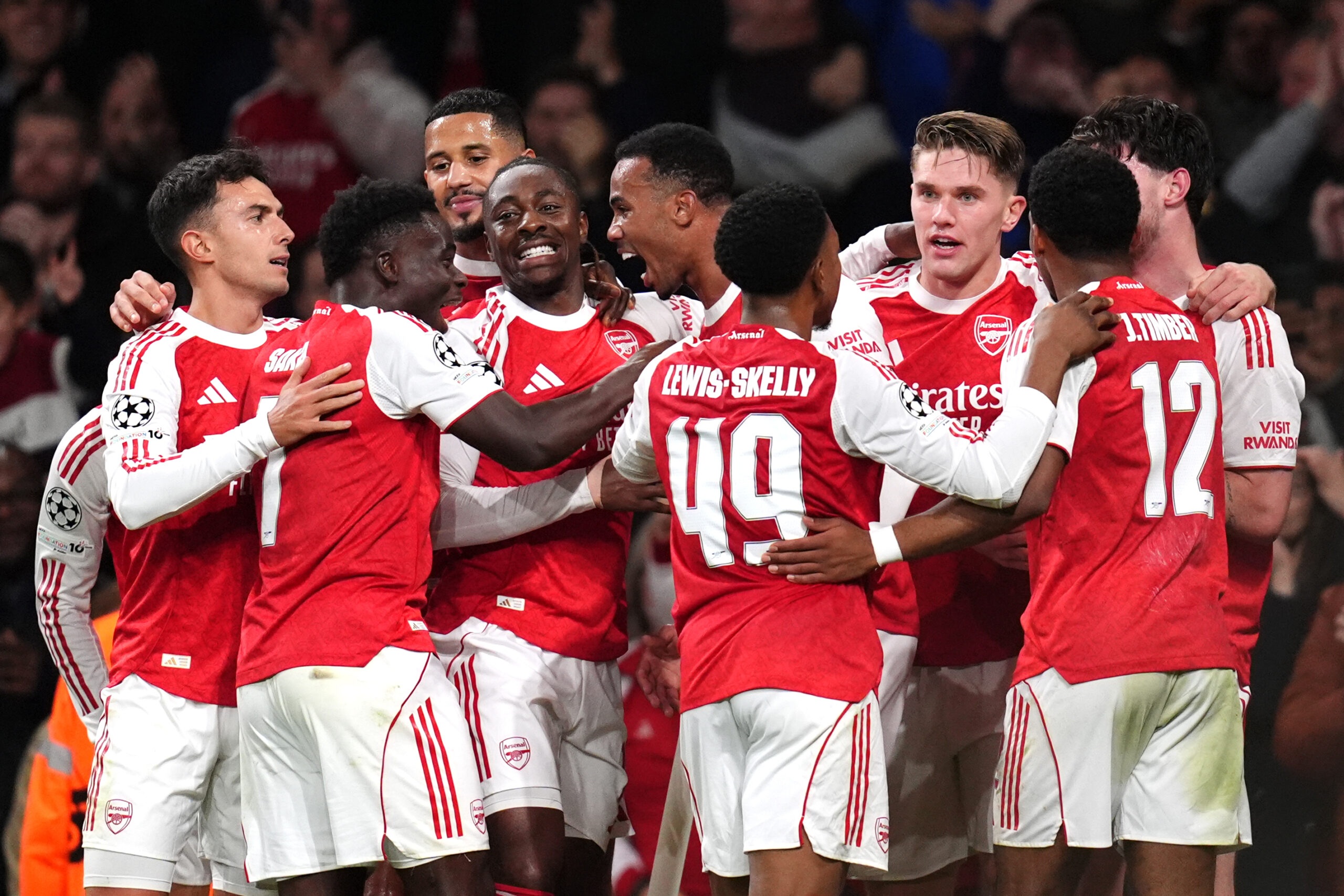 Arsenal Londra câștigă titlul în Premier League, primul după o așteptare de 22 de ani, datorită remizei dintre Manchester City și Bournemouth. 1 Arsenal Londra castiga titlul in Premier League primul dupa o asteptare de 22 de ani datorita remizei dintre Manchester City si Bournemouth
