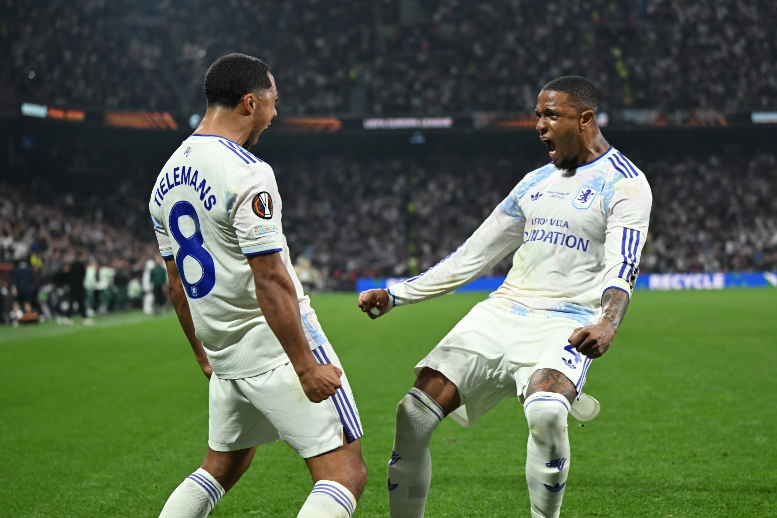 Aston Villa își adjudecă trofeul Europa League după o victorie clară în fața lui Freiburg. Al doilea triumf european din istoria clubului englez. 1 Aston Villa isi adjudeca trofeul Europa League dupa o victorie clara in fata lui Freiburg Al doilea triumf european din istoria clubului englez