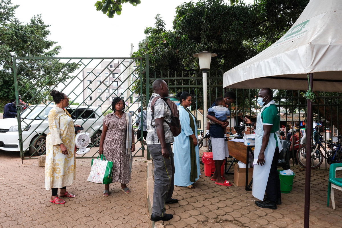 CDC anunta restrictii de calatorie de 30 de zile ca raspuns la epidemia de Ebola