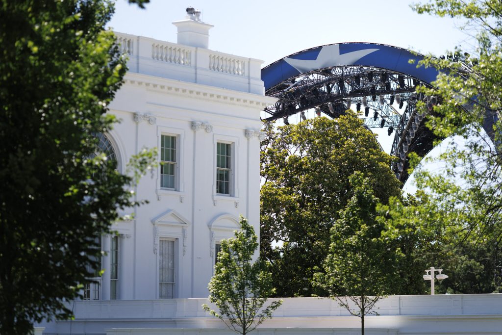 Casa Alba se transforma intr un ring UFC Trump organizeaza un eveniment fara precedent pe peluza de sud