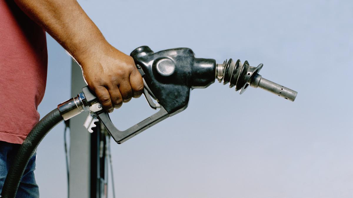 Cat sunt preturile la motorina si benzina vineri 1 mai Carburantii au crescut cu 20 de bani Petrolul