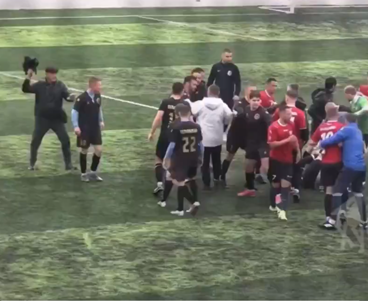 Conflict general la un meci de fotbal Un batran a intervenit in scandal lovind un jucator cu umbrela