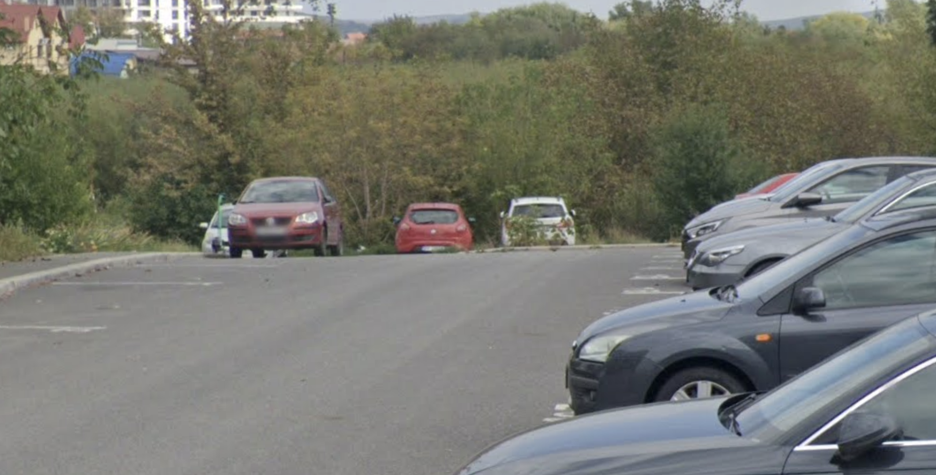 Cosmar in parcarea de pe o strada din Cluj Napoca Locatarii nu pot folosi locurile de parcare din cauza masinilor parcate ilegal