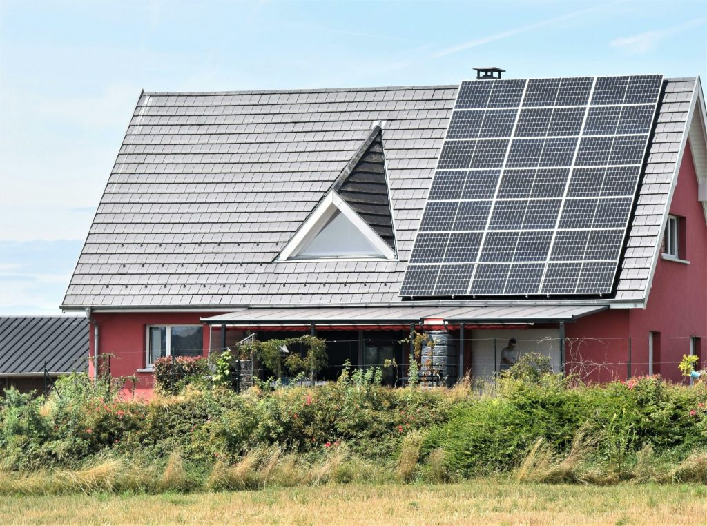 Cosmar pentru o familie care a montat panouri solare facturile au crescut drastic Nu eram nebuni Panouri solare cresterea facturilor la electricitate contor defect