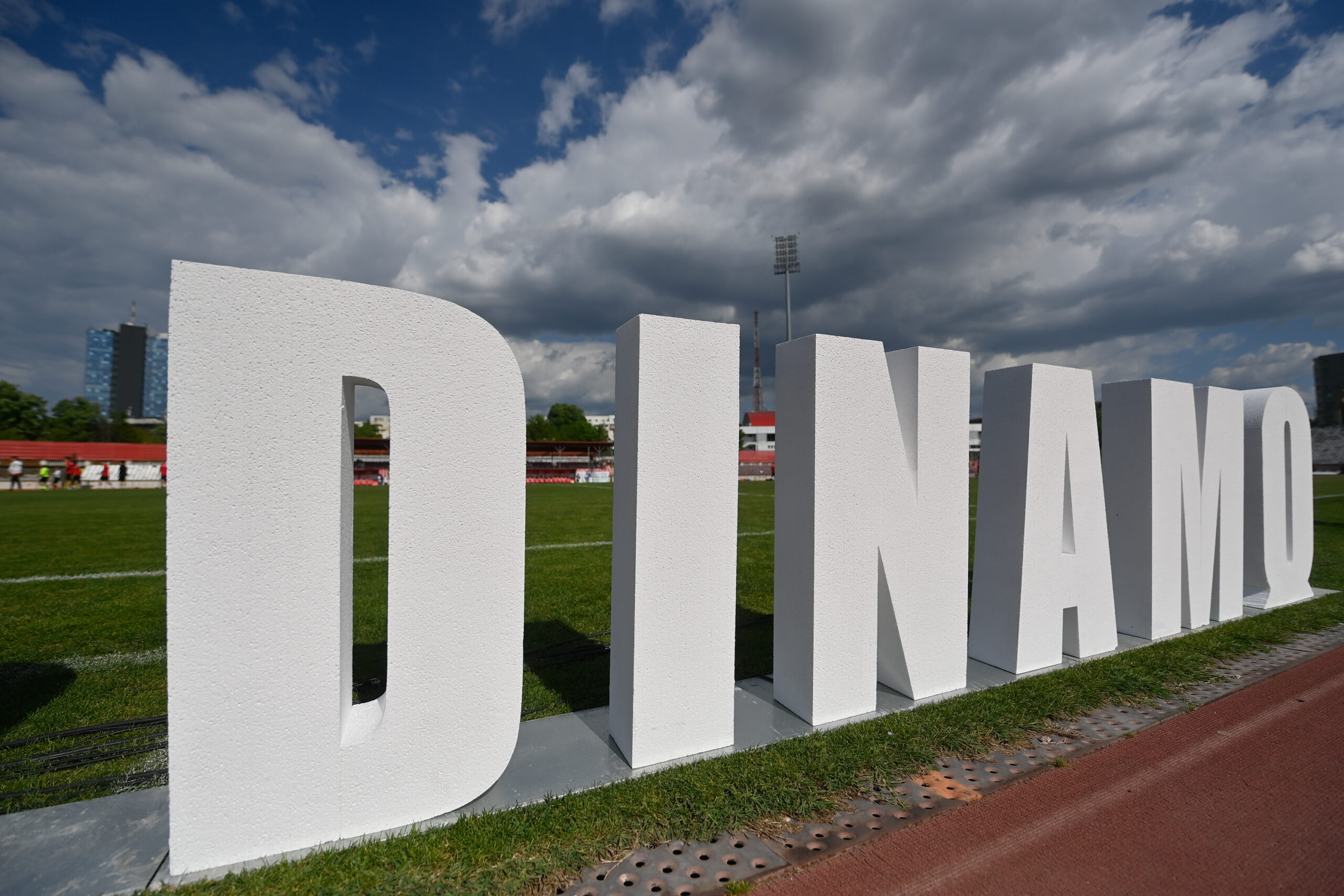 Dinamo reinnoda discutiile despre noua identitate vizuala suporterii sunt invitat s voteze viitorul siglei