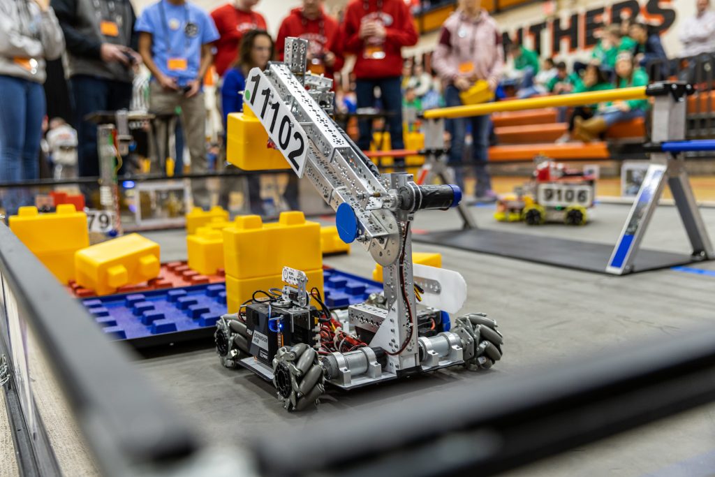 Elevii unui liceu din Cluj pleaca sa infrunte Europa in competitii de robotica CJ Cluj le acorda 113000 de lei pentru turneul din Olanda