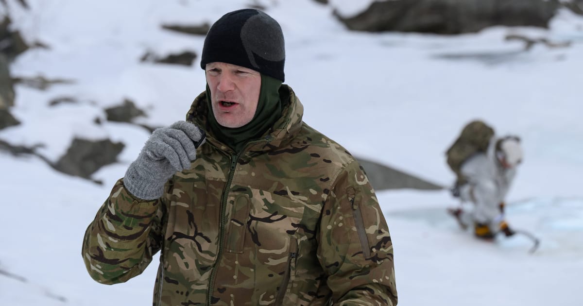 Fostul commando Al Carns isi mentine optiunile deschise pentru a l provoca pe Keir Starmer