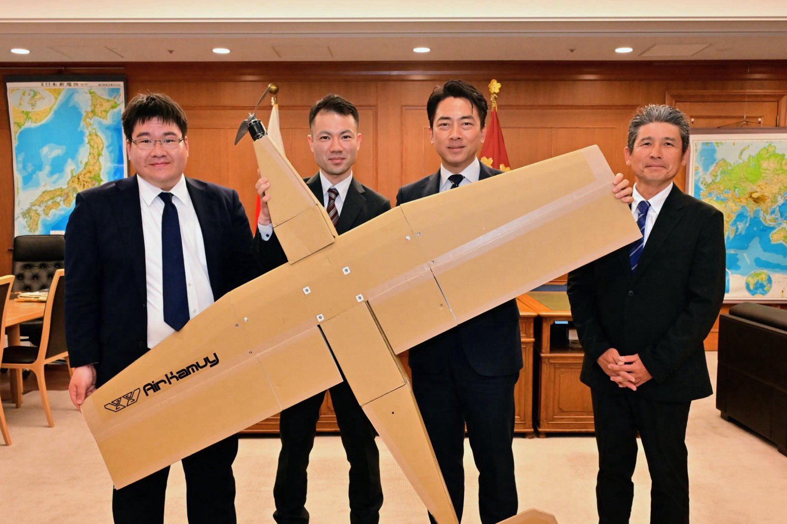 Japonezii au lansat o dronă de război din carton, care este pliabilă și poate fi asamblată în cinci minute. 1 Japonezii au lansat o drona de razboi din carton care este pliabila si poate fi asamblata in cinci minute