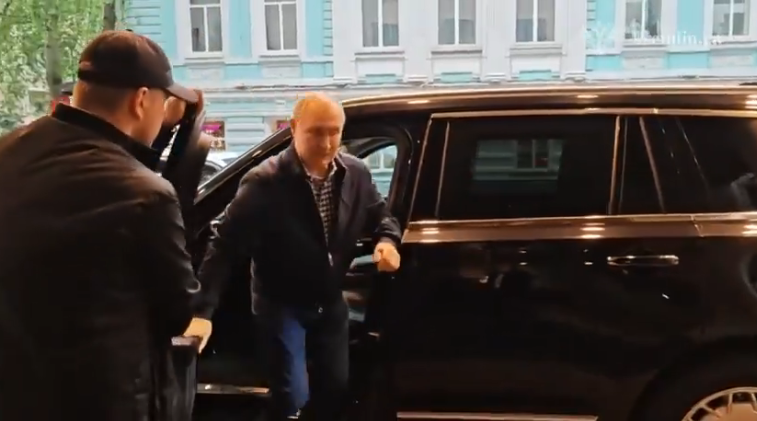 Kremlinul a publicat imagini cu Putin plimbându-se prin Moscova, în urma zvonurilor că s-ar ascunde în buncăre. 1 Kremlinul a publicat imagini cu Putin plimbandu se prin Moscova in urma zvonurilor ca s ar ascunde in buncare