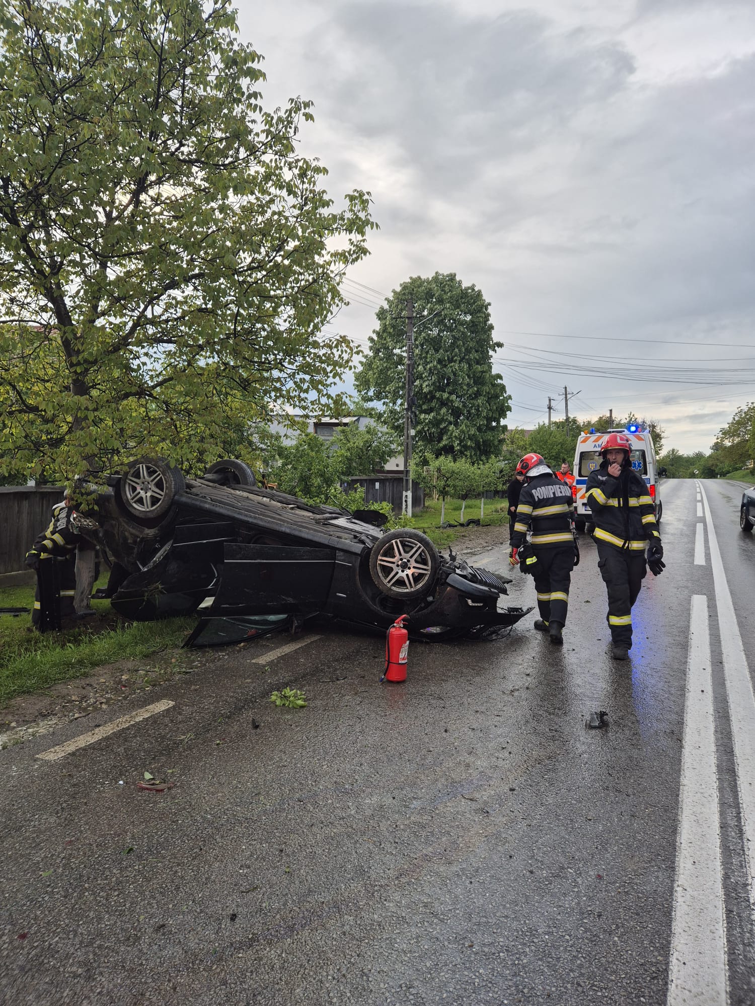 Masina rasturnata in Bacau cinci tineri au fost dusi la spital dupa un grav accident rutier