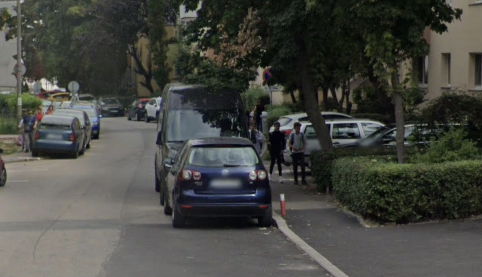 Masini parcate timp de saptamani pe o strada din Cluj in ciuda semnului de interdictie a stationarii Locuitorii exasperati Ne blocheaza accesul in scara blocului