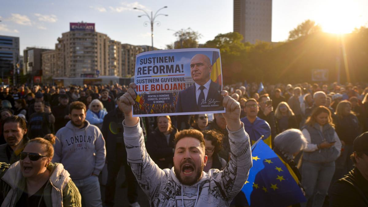 Miting pro Bolojan in Piata Victoriei cu doua zile inainte de votul pentru motiunea de cenzura