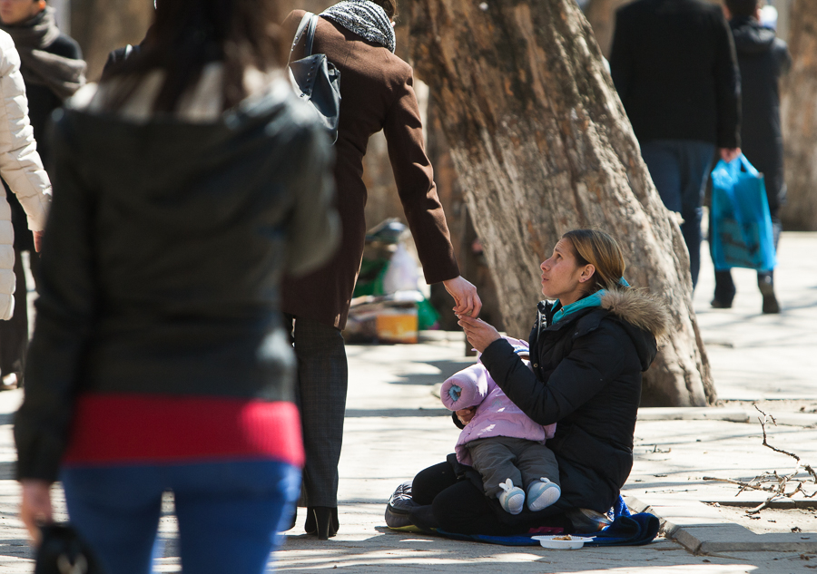 O femeie cerșește zilnic la intrarea unui parc din Cluj-Napoca! Comportamentul ei îi deranjează pe trecători: „Are un comportament suspect” 1 O femeie cerseste zilnic la intrarea unui parc din Cluj Napoca comportamentul ei ii deranjeaza pe trecatori are un comportament suspect