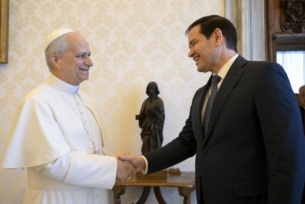 Papa Leon al XIV lea se va intalni joi cu Marco Rubio anunta Vaticanul Vizita are loc pe fondul tensiunilor tot mai mari intre Trump si Suveranul Pontif
